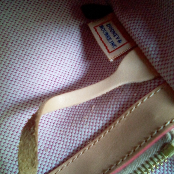 🌟Dooney & Bourke Signature Crossword Zip Satchel w/COA🌟 - Picture 7 of 9